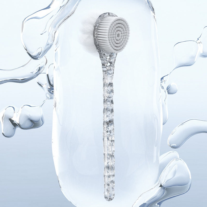 A Translucent Glacier Texture Bath Brush (2-In-1 Scrubber) That Allows You to Easily Scrub Your Back for Cleaning. It Features a Long Handle And Double-Sided Design, Perfect for Creating Foam And Removing Dirt, Making It a Convenient Choice for Bathing.